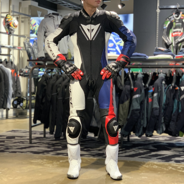 ダイネーゼの新作レザースーツ『DEMON SPRINT PERF 1PC LEATHER SUIT